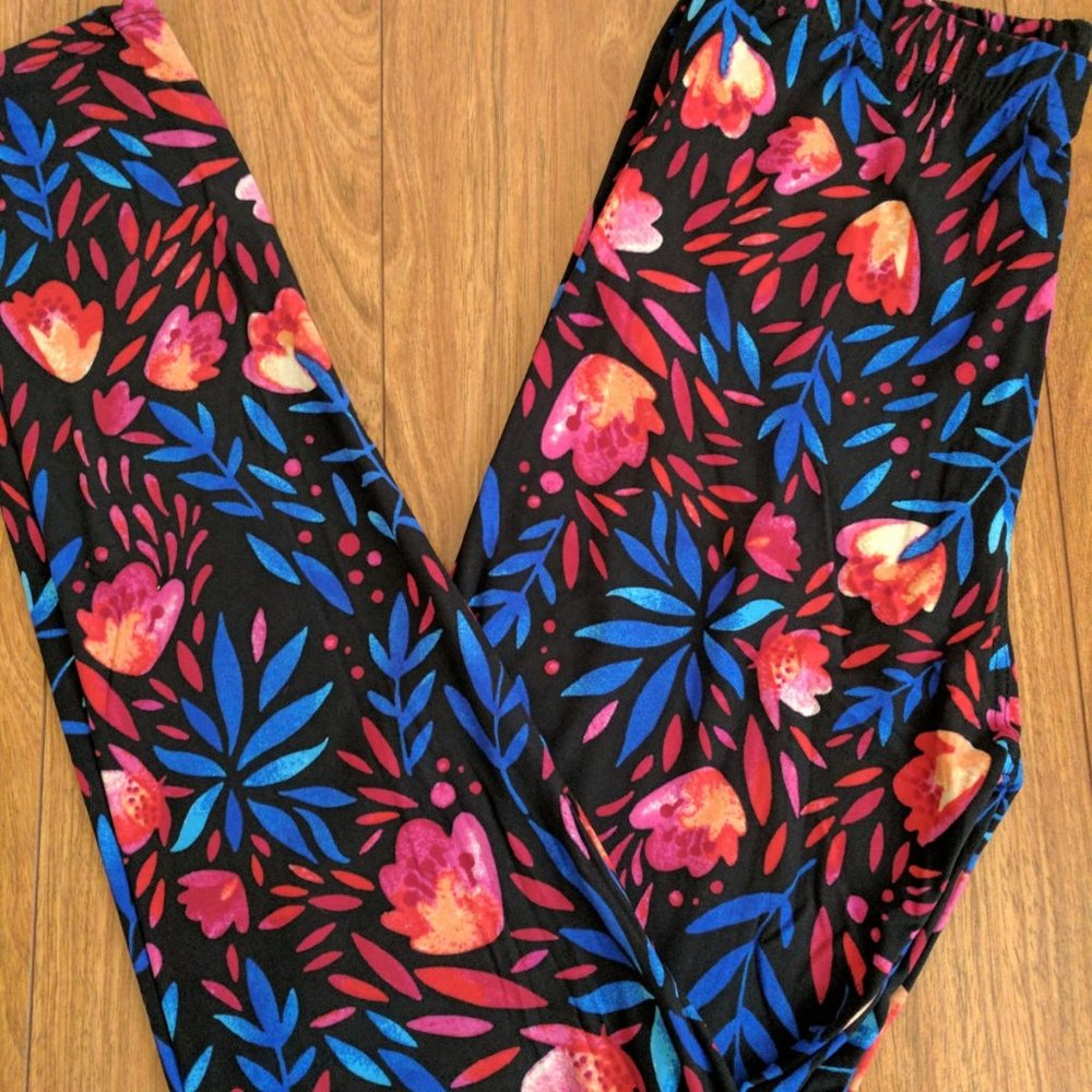 Agnes & Dora Leggings Size SM Baby Suede Flowers I'm a believer Purple NWT
